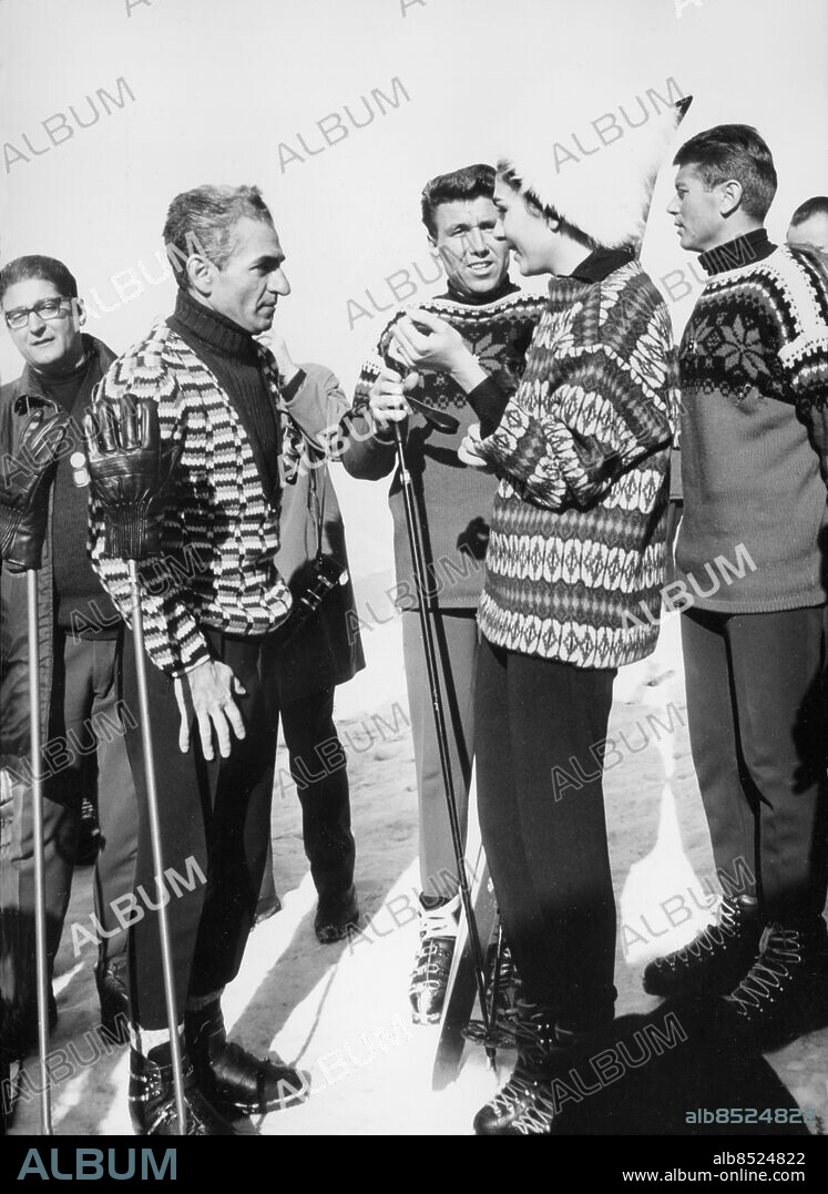 Orig. bildtext... DER SCHAH VON PERSIEN REZA PAHLEVI UND SEINE GATTIN FARAH DIBA FAHREN IN DER AXAMER LIZUM BEI INNSBRUCK AM 28.1.64 Photo: Der Schah und seine Gemahlin Farah Diba in der Axamer Lizum mit Ski-Lehrer Siegfried Haberzettel. Anm. Vinter-OS 1964 i Innsbruck M R Pahlavi, 1919-1980, shah av Iran 1941-1979. F Diba, 1938-, gift med shahen av Iran från 1959. Stickade tröjor Pjäxor Stavar Profiler Skidlektioner Fotoreportage Bildserier Se även BBR148 CD355 persons: FARAH DIBA;MOHAMMAD RIZA PAHLAVI sites: ÖSTERRIKE;INNSBRUCK;PERSIEN*;IRAN*.