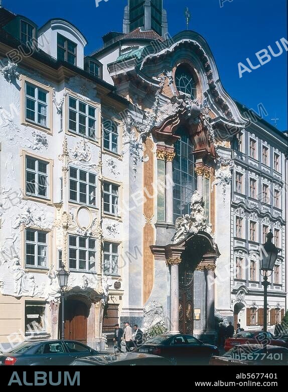 München (Bayern), Johann-Nepomuk-Kirche, Sendlinger Str., sog. "Asamkirche". (erb. 1733-46 von den Brüdern Cosmas Damian und Egid Quirin Asam). Außenansicht; links das Wohnhaus der Gebrüder Asam. Foto, 2002.