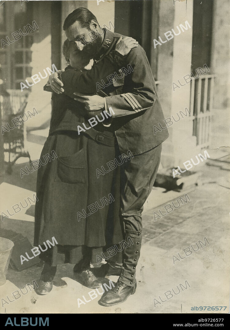 Melilla, febrero de 1923. El sargento Basallo abrazando a su madre, que fue desde la península a verle cuando tuvo noticia de su rescate.