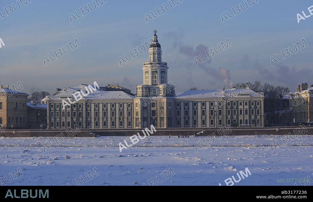 RUSIA. SAN PETERSBURGO. Vista de la Kunstkamera con el río neva congelado. Primer museo de Rusia que aloja el Museo Pedro el Grande de Antropología y Etnografía de la Academia de Ciencias Rusa.