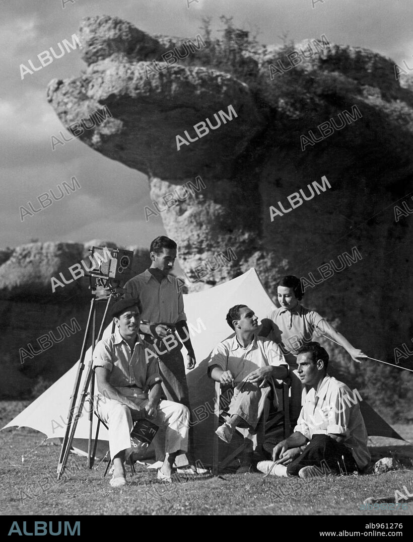 ANTONIO ROMAN, CECILIO PANIAGUA, JAIME BLANCO, LUISA URIOS y RAMON GOÑI en LA CIUDAD ENCANTADA, 1936, dirigida por ANTONIO ROMAN. Copyright CEDRIC.