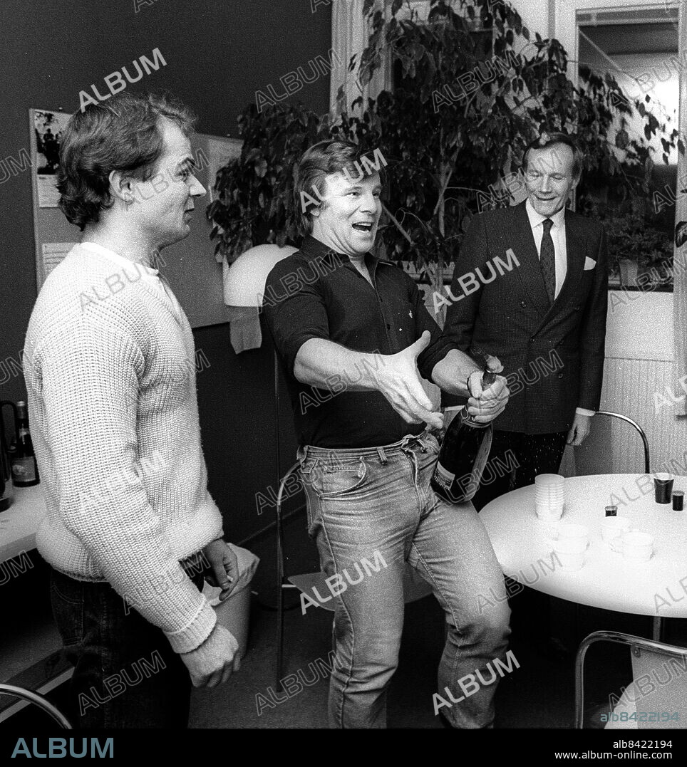 MALMÖ 19840503 - Keith Cederholm (tv), Jan Guillou och advokaten Henning Sjöström firar efter att Cederholm frigivits. Cederholm satt i fängelse mellan 1981 och 1984 dömd för människorov, grov mordbrand och grov misshandel (det sk raggarmordet). Journalisten Jan Guillou i TV-programmet Rekord-Magazinet engagerade sig i fallet vilket ledde till att Cederholm beviljades resning i Högsta domstolen och att han frigavs. Foto: Torbjörn Andersson / EXP / TT / Kod: 4 . ** AFTONBLADET OUT **.