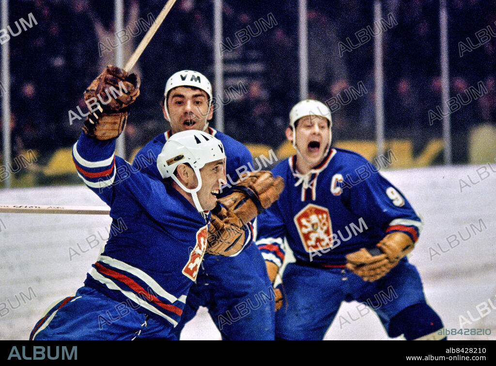 STOCKHOLM 1969-03-21. Tjeckisk segerglädje med bl. a. Jozef Golonka (t.h) vid Tjeckoslovakiens 2-0 seger mot Sovjetunionen i ishockey-VM i Stockholm 21:a mars 1969.. Foto: Freddy Lindström / TT / Kod: 1047.