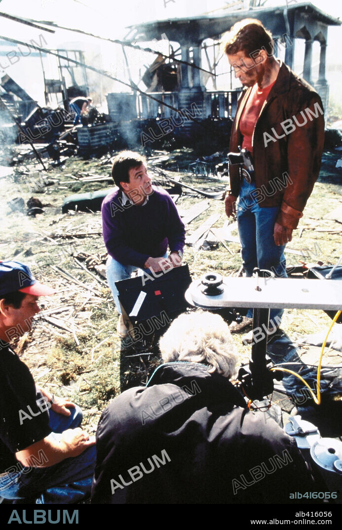 ARNOLD SCHWARZENEGGER y JOHN MCTIERNAN en EL ÚLTIMO GRAN HÉROE, 1993 (LAST ACTION HERO), dirigida por JOHN MCTIERNAN. Copyright COLUMBIA PICTURES.