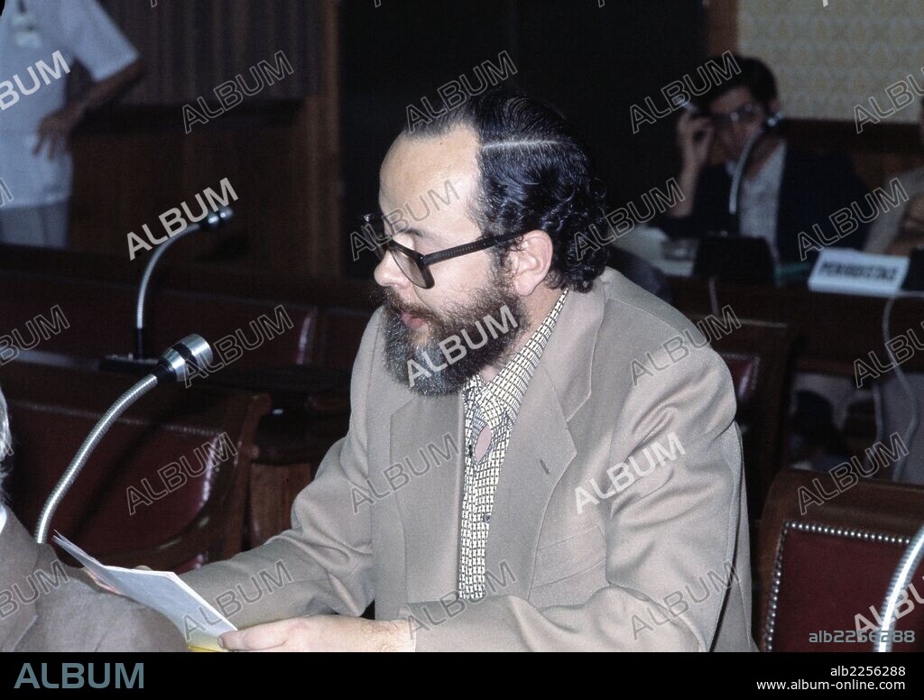 JOSE MARIA XIRINACS. POLITICO ESPAÑOL. BARCELONA 1932-2007. FOTO EN 1978 EN UNA PONENCIA EN EL CONGRESO DE LOS DIPUTADOS.