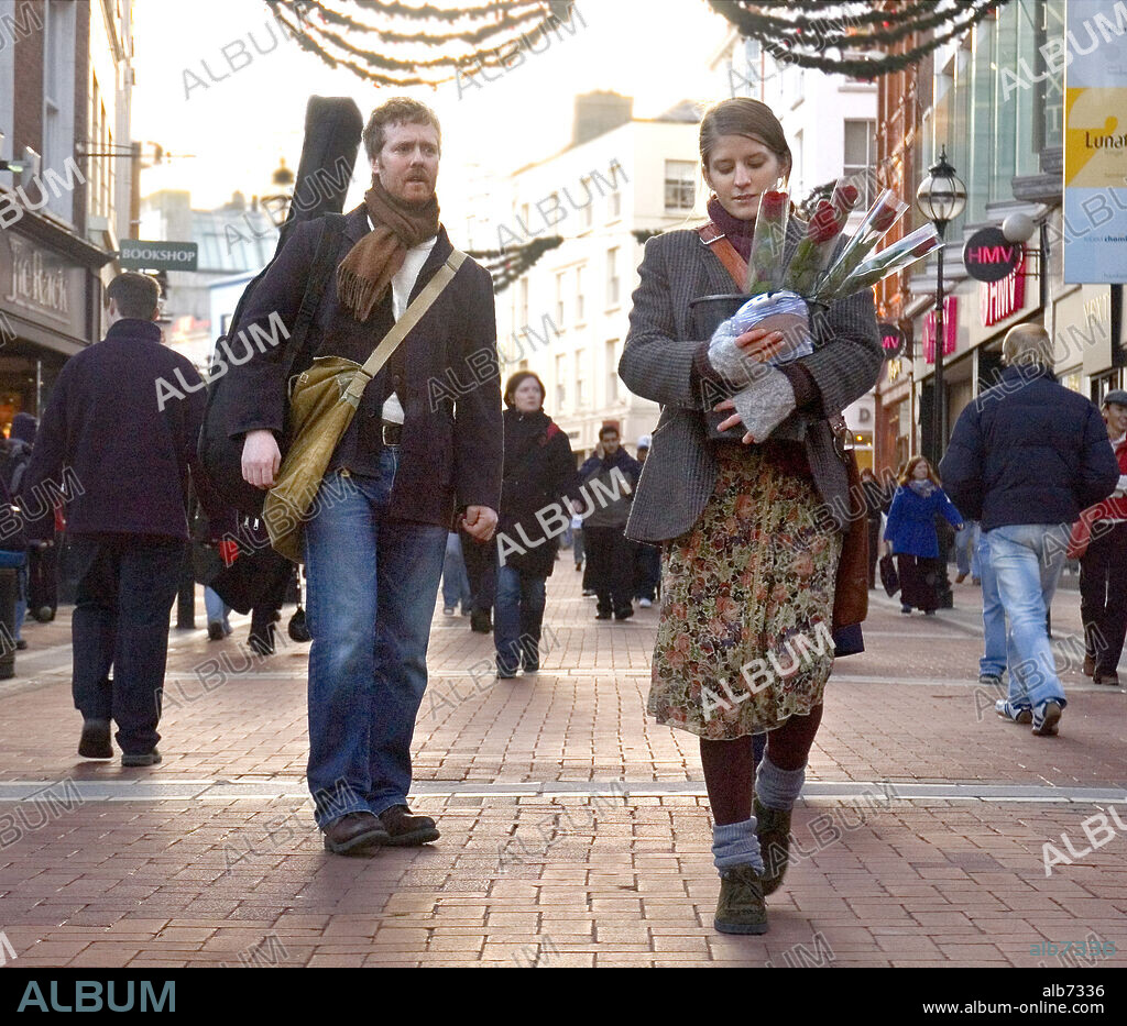 GLEN HANSARD y MARKETA IRGLOVA en ONCE, 2007, dirigida por JOHN CARNEY. Copyright SAMSON FILMS.