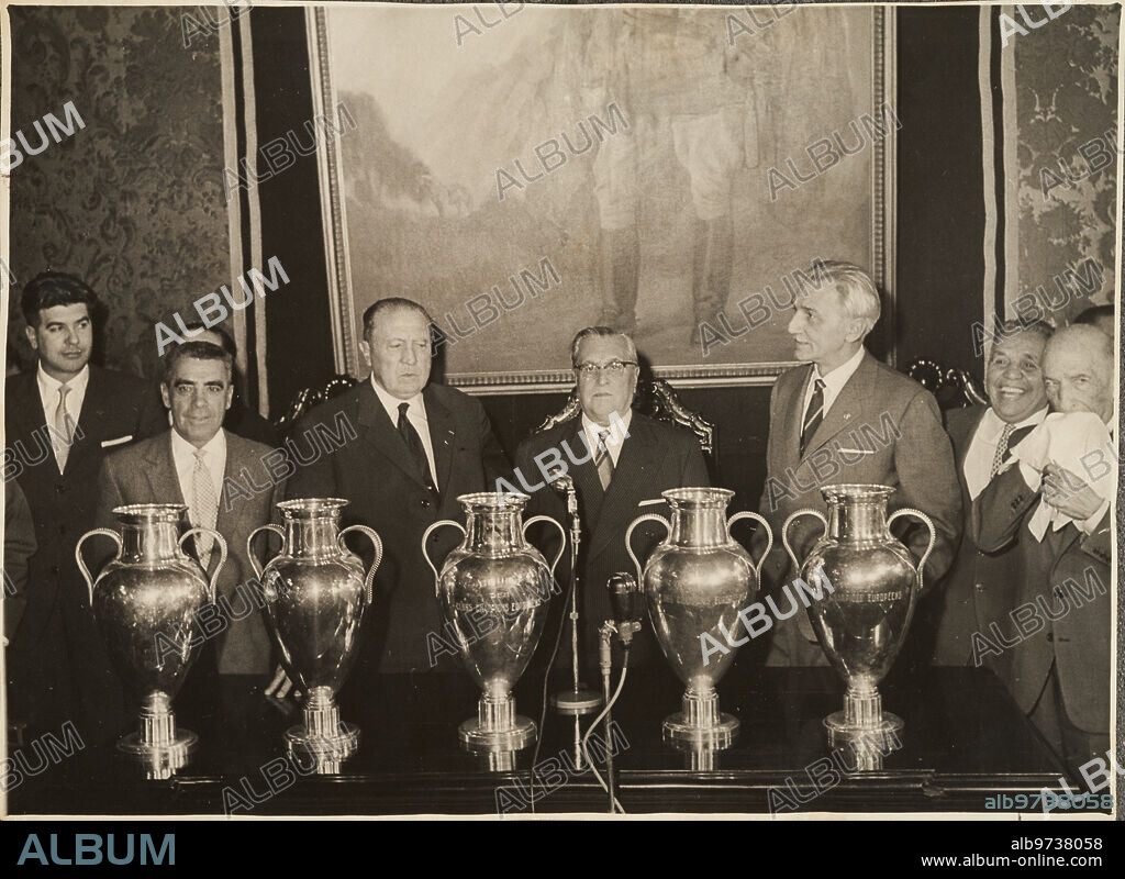 Madrid, 05/23/1960. Presentation at the Casa de la Villa of the five European Cups won by Real Madrid. In the image, General Joaquin Agulla Jiménez, Santiago Bernabéu, Enrique Díaz Guijarro, José Antonio Elola Olaso and General Ricardo Villalba Rubio.