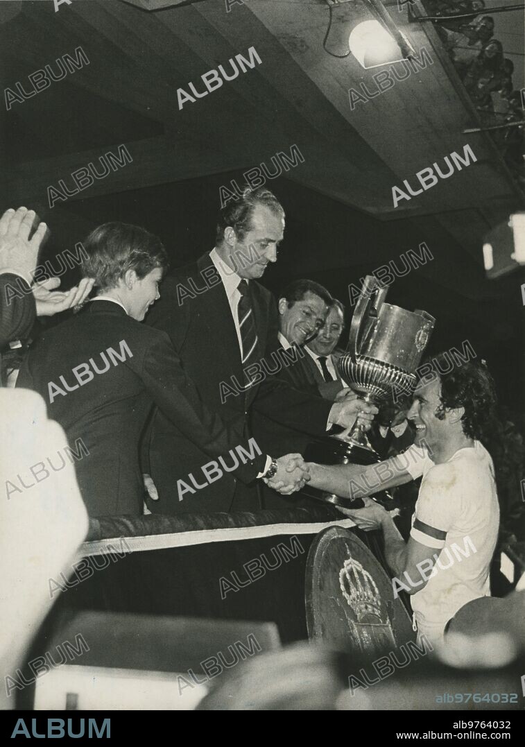 Madrid, 4/6/1980.- Final de la Copa del Rey de la temporada 1979/80, ganada por el Real Madrid frente a su filial, el castilla, por 6-0. José Martínez "Pirri" recoge la Copa de manos del Rey Don Juan Carlos, con el Príncipe Felipe a su lado, y el presidente Adolfo Suárez a su izquierda.