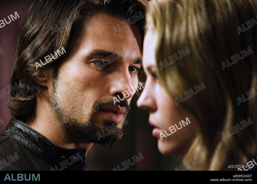AGNES BRUCKNER y OLIVIER MARTINEZ en LA MARCA DEL LOBO, 2007 (BLOOD AND CHOCOLATE), dirigida por KATJA VON GARNIER. Copyright BERRICK FILMPRODUKTION/BLOOD & CHOCOLATE PRODUCTIONS/LAKESHO / SALABASEV, TONI.
