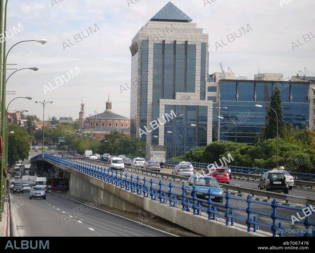HOZ RAFAEL DE LA 1955-. EDIFICIO CASTELLANA 110 JUNTO AL PUENTE QUE UNE LAS CALLES JOAQUIN COSTA CON RAIMUNDO FERNANDEZ VILLAVERDE.