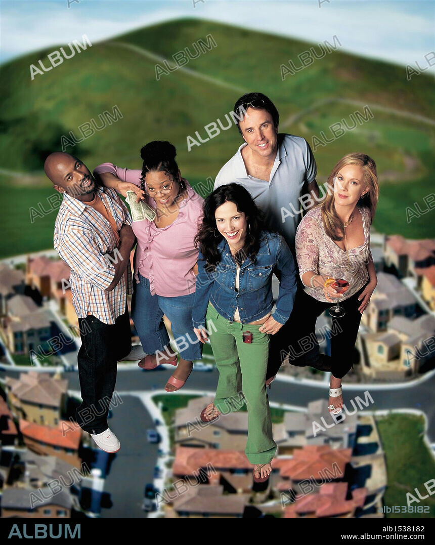 ELIZABETH PERKINS, KEVIN NEALON, MARY-LOUISE PARKER, ROMANY MALCO and TONEY PATANO in WEEDS, 2005, directed by JENJI KOHAN. Copyright Lions Gate television/Tilted Productions.
