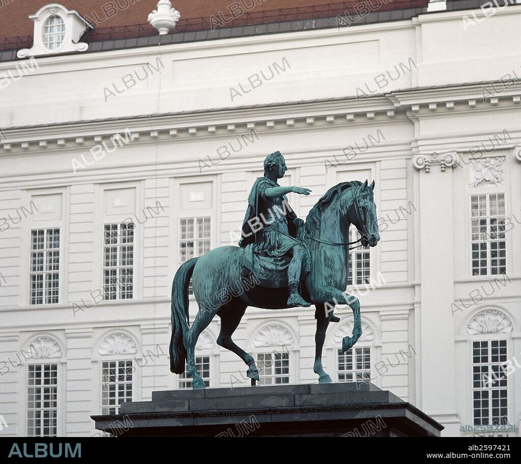 JOSE II (Viena, 1741-Viena, 1790). Emperador de Alemania (1765-1790) y corregente de los estados de los Habsburgo (1765-1780), hijo mayor de María Teresa y Francisco I. Asumió todos los poderes en Austria a la muerte de su madre (1780). Estatua ecuestre erigida en Josefsplatz (1807), obra de Franz Anton ZAUNER (1746-1822). Al fondo, el ALA REDOUTE. VIENA. Austria.