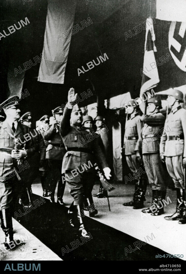 FRANCO (1892-1975) faisant le salut nazi aux cotes d'HITLER (1889-1945). Photographie vers 1938. Credit : Collection KHARBINE-TAPABOR.