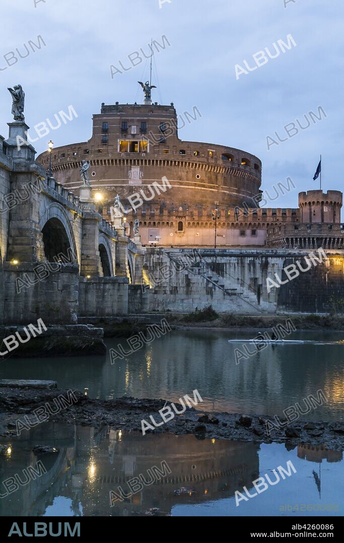 Castel Sant´Angelo (123-139 AD) and the Sant´Angelo bridge in Rome, Italy.
