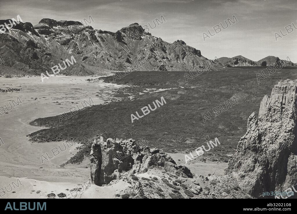 Islas Canarias. Tenerife. Llano de Ucanca en el Parque Nacional del Teide. Años 1950.