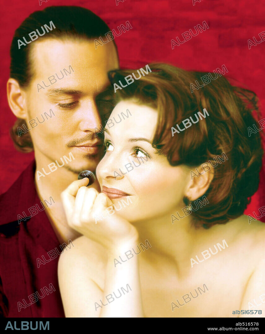 JOHNNY DEPP and JULIETTE BINOCHE in CHOCOLAT, 2000, directed by LASSE HALLSTROM. Copyright MIRAMAX FILMS.