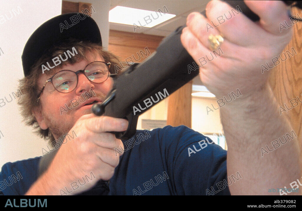 MICHAEL MOORE dans BOWLING FOR COLUMBINE, 2002, réalisé par MICHAEL MOORE. Copyright METRO GOLDWYN MAYER.