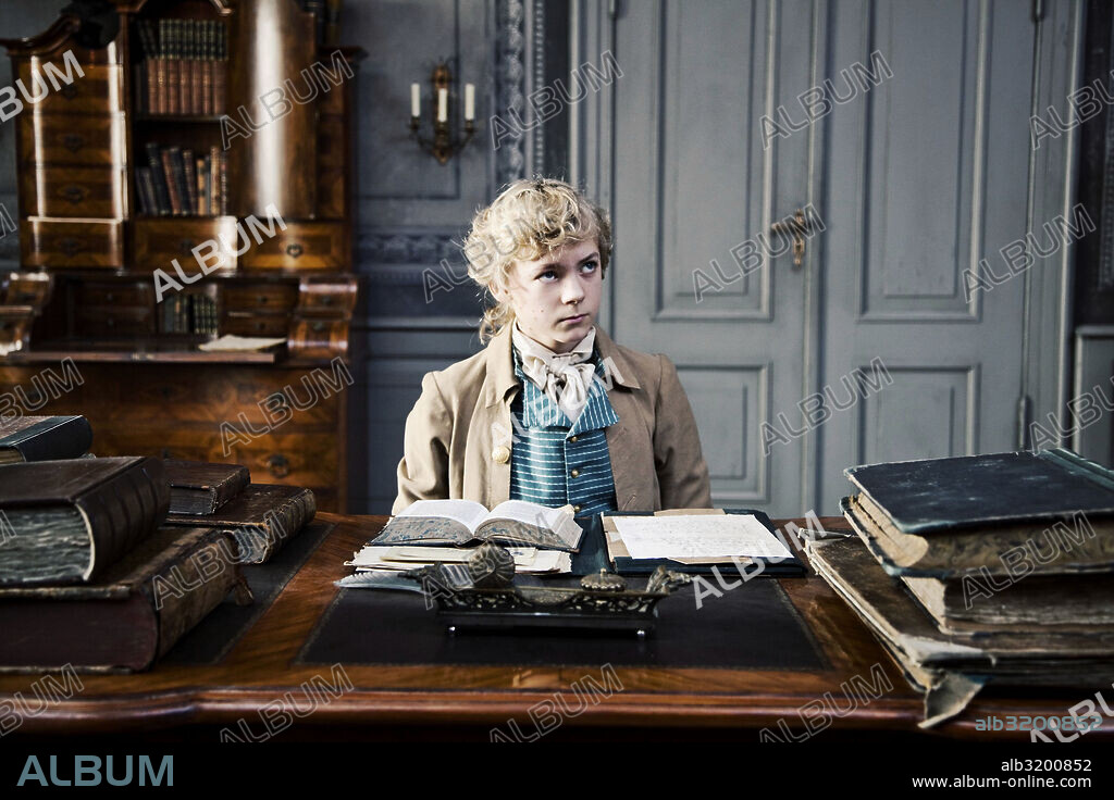 AARON DENKEL en MIDIENDO EL MUNDO, 2012 (DIE VERMESSUNG DER WELT), dirigida por DETLEV BUCK. Copyright FILM BURO.
