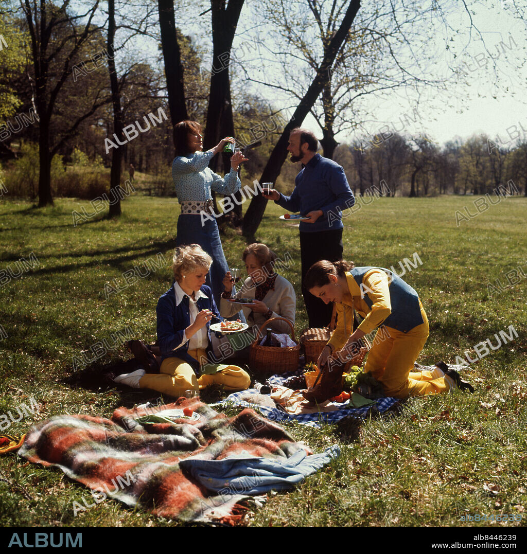 1972.. GOMIDDA Hatte Furuhagen och matroade gäster runt spisen Matprogram sänt första gången 1972-11-02, producent Monica Eek Liknande bild publ i RIR 23/74 (omslag) Filtar Programledare Elisabeth Aldén CD562 persons: ANNA-BRITT AGNSÄTER;LILLEMOR BROSTRÖM;ELISABETH LIND;MONICA EEK;HANS FURUHAGEN sites: SVERIGE.