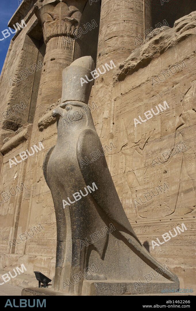 ARTE EGIPCIO. TEMPLO DE HORUS. Representación escultórica de la divinidad egipcia HORUS, CON DOBLE CORONA A LA ENTRADA DEL PRONAOS. EDFU. Egipto. Norte de Africa.