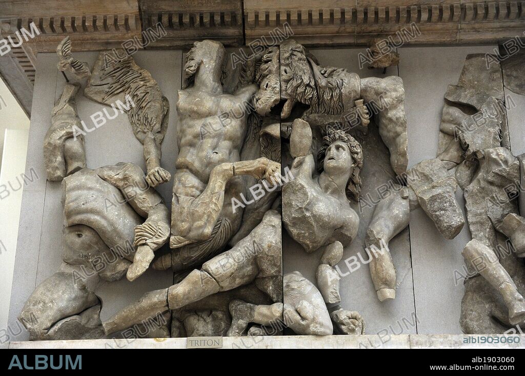 ARTE GRIEGO-HELENISTICO. ASIA MENOR. "ALTAR DE ZEUS O ALTAR DE PERGAMO". Mármol y piedra caliza. Fue construído por orden de Eumenes II Sóter (197-159 a. C.), entre los años 164 y 156 a. C. Los relieves fueron realizados por artistas de la escuela de Pérgamo, en estilo barroco helénico. GIGANTOMAQUIA. FRISO OESTE. Representación de Anfítrete (derecha) y su hijo Tritón, luchando contra los gigantes". Museo de Pérgamo (Isla de los Museos). Berlín. Alemania. Europa.