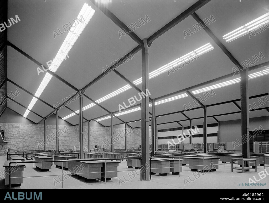 ANTONIO DE LA VEGA / LUIS PERAL / MANUEL SIERRA / ANTONI. INTERIOR DE LA UNIVERSIDAD LABORAL DE TARRAGONA - FOTOGRAFIA EN BLANCO Y NEGRO - AÑOS 50.