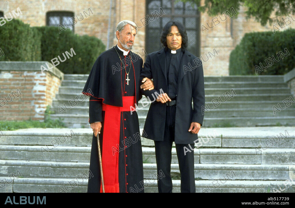 JASON SCOTT LEE and ROY SCHEIDER in DRACULA II: ASCENSION, 2003, directed by PATRICK LUSSIER. Copyright BUENA VISTA.