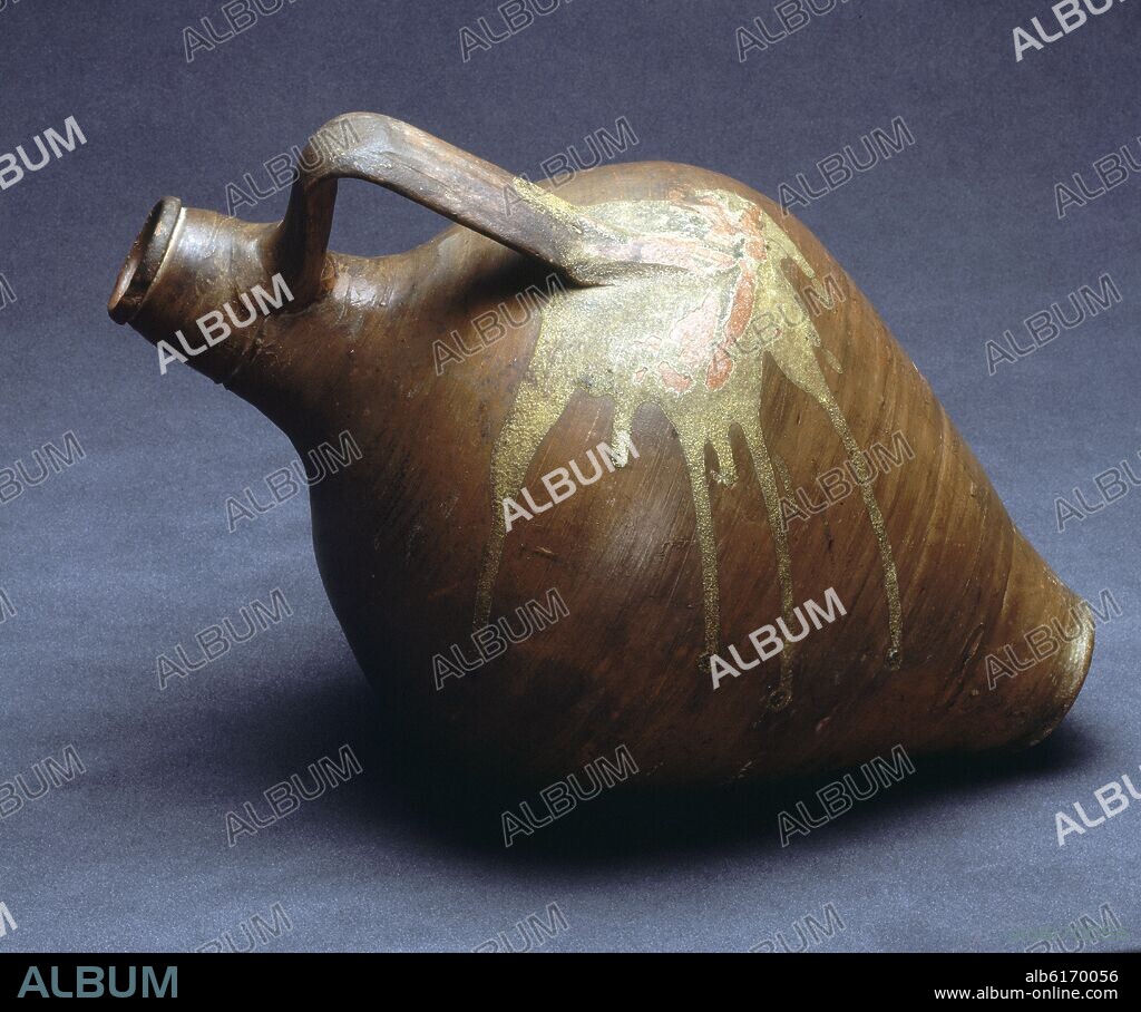 CANTARO DE CUELLO ALTO Y GRAN ASA CON VIDRIADO A MODO DE MANCHA EN LA UNION.