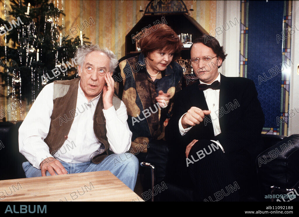 ZEBRALLA / The Festival of Love / Jürgen Zebralla (DIETER HALLERVORDEN) and Gertrud Zebralla (GUNDULA PETROVSKA) want to surprise their son Ingo (FRANK LÜDECKE) with the news of their separation on Christmas Eve. / Headline: ZEBRALLA / D 1999.