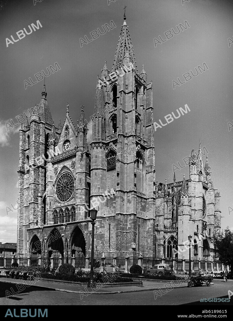 FACHADAS OCCIDENTAL Y MERIDIONAL DE LA CATEDRAL DE LEON - SIGLO XIII - GOTICO ESPAÑOL - FOTOGRAFIA EN BLANCO Y NEGRO - AÑOS 60.