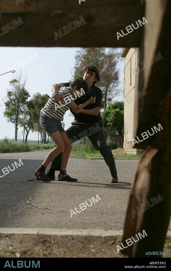 RICCARDO SCAMARCIO and VITTORIO EMANUELE PROPIZIO in MY BROTHER IS AN ONLY CHILD, 2007 (MIO FRATELLO E FIGLIO UNICO), directed by DANIELE LUCHETTI. Copyright CATTLEYA/BABE FILM.