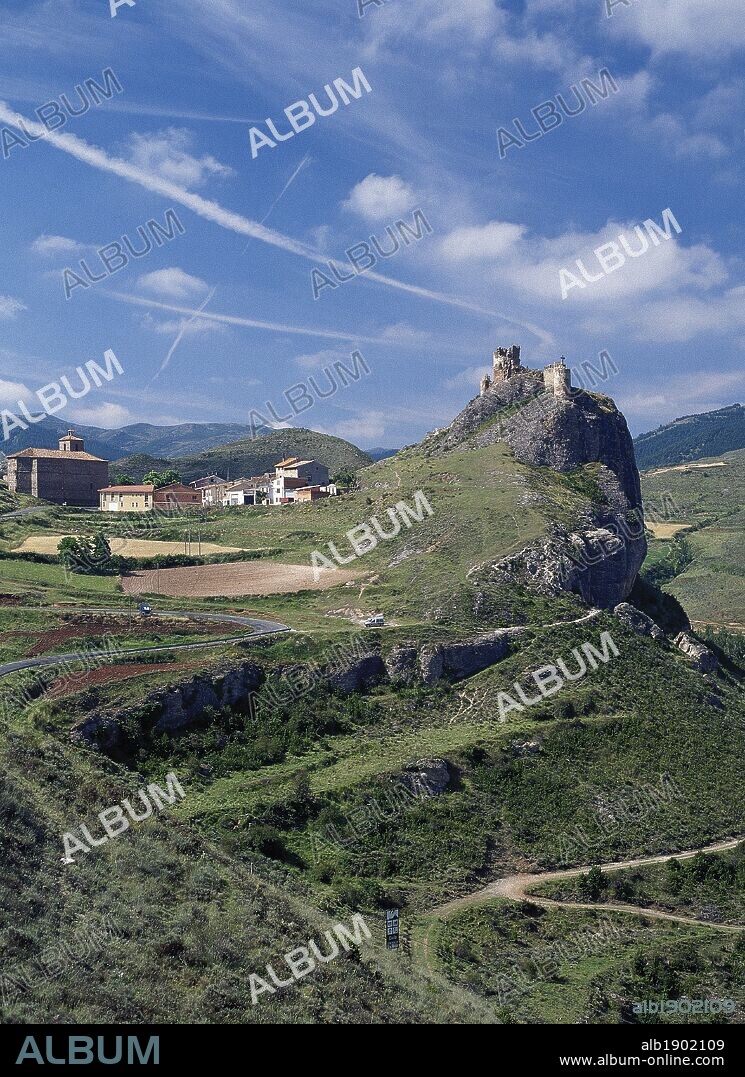 LA RIOJA. CLAVIJO. Panorámica del CASTILLO, con el resto de sus murallas y torre del homenaje, edificado sobre un peñasco. En el año 844 fue escenario de la legendaria batalla librada contra los moros. España.