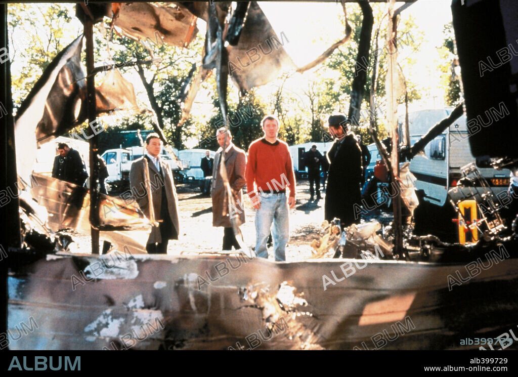 BRAD PITT, GUY RITCHIE, JASON STATHAM and STEPHEN GRAHAM in SNATCH, 2000, directed by GUY RITCHIE. Copyright COLUMBIA PICTURES.