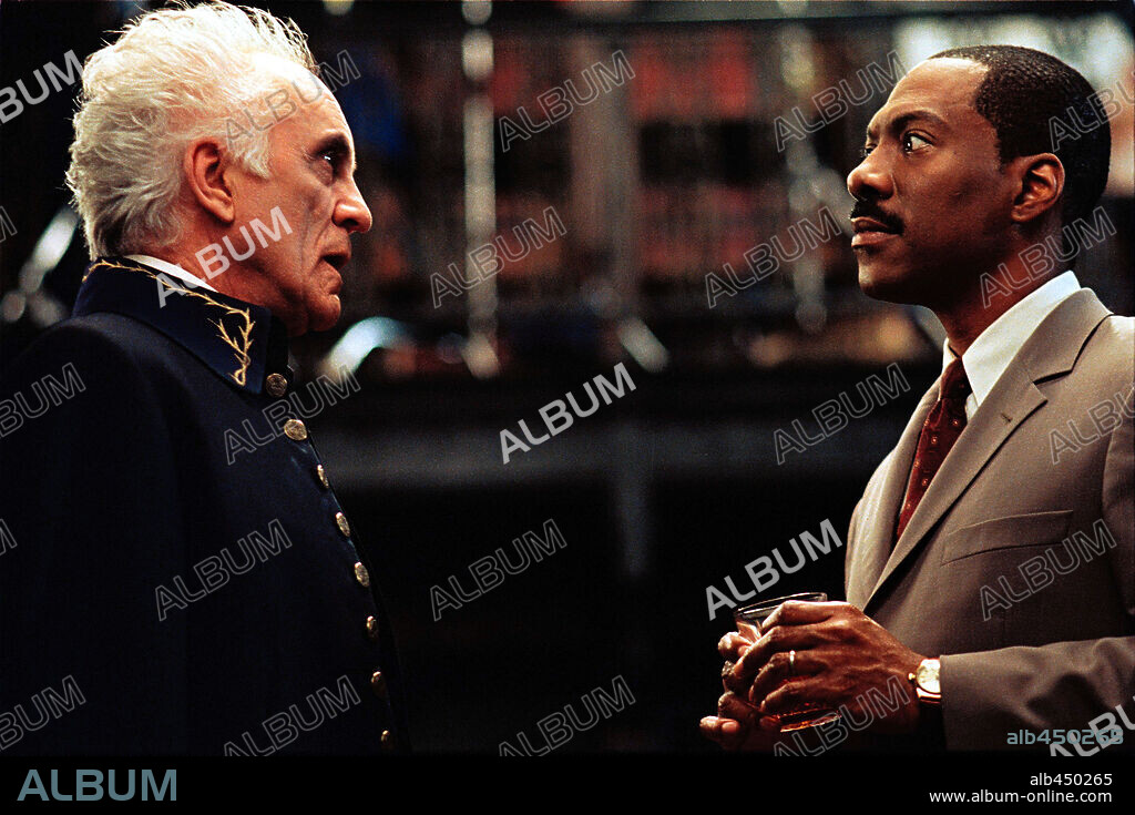EDDIE MURPHY y TERENCE STAMP en LA MANSION ENCANTADA, 2003 (THE HAUNTED MANSION), dirigida por ROB MINKOFF. Copyright DISNEY ENTERPRISES.