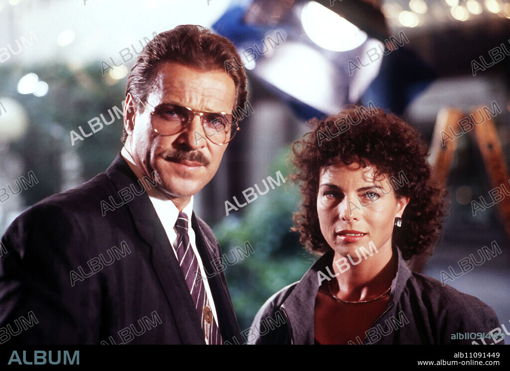Jutta (GUDRUN LANDGREBE) and Probeck (GÖTZ GEORGE) hatch a plan to rob her husband's bank branch. Goetz George, Gudrun Landgrebe Director: Dominik Graf aka. Crime film / Title: THE CAT / Germany 1988.