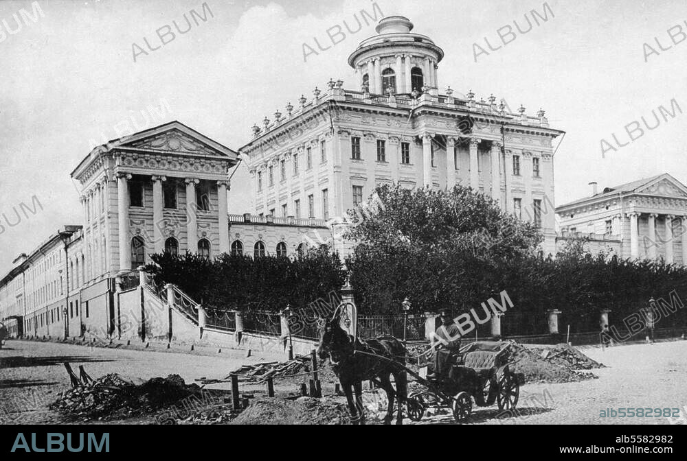 Moskau, Paschkow-Haus. (1784-86 erbaut von W.I.Bashenow; ab 1861 Museum Rumjanzow; heute Altes Gebäude der Leninbibliothek). Außenansicht. Photographie, um 1890 (Hebensperger & Co.). Aus dem Leporello-Album "Souvenir de Moscou".