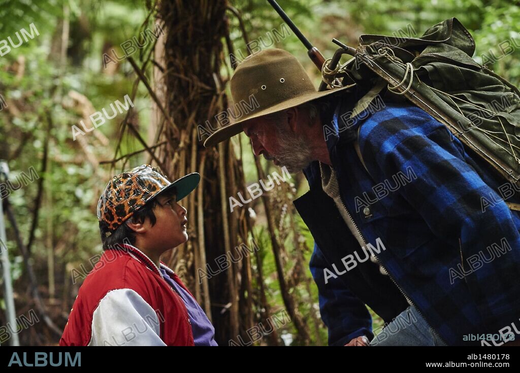 JULIAN DENNISON y SAM NEILL en HUNT FOR THE WILDERPEOPLE, 2016, dirigida por TAIKA WAITITI. Copyright PIKI FILMS.