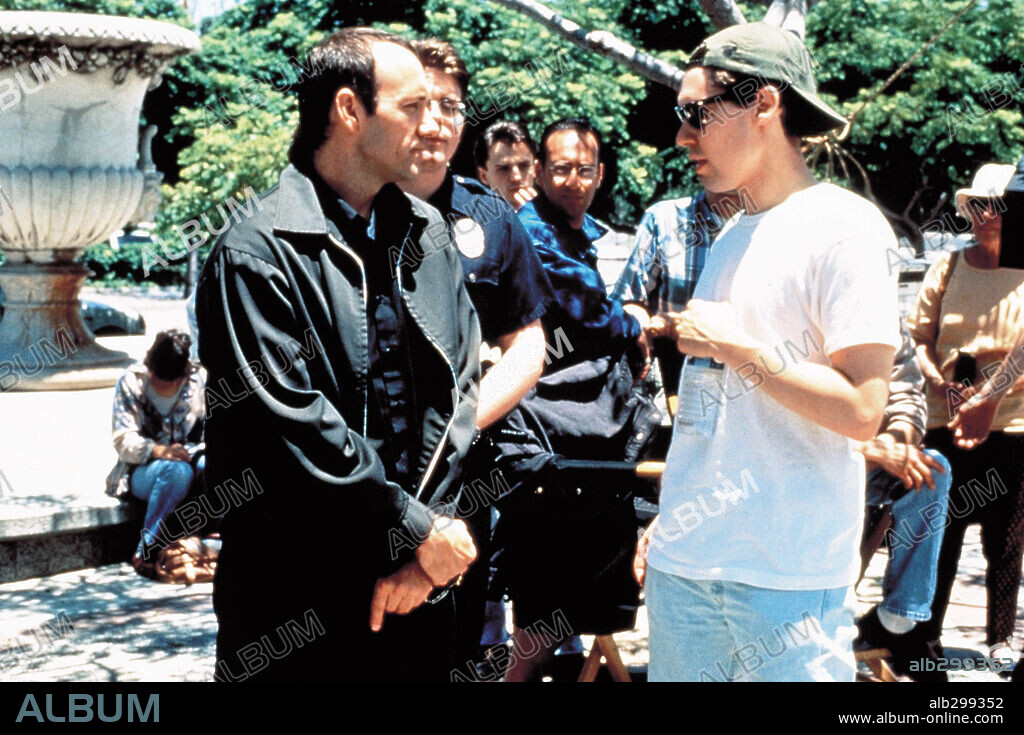 BRYAN SINGER and KEVIN SPACEY in THE USUAL SUSPECTS, 1995, directed by BRYAN SINGER. Copyright SPELLING FILMS INTERNATIONAL.
