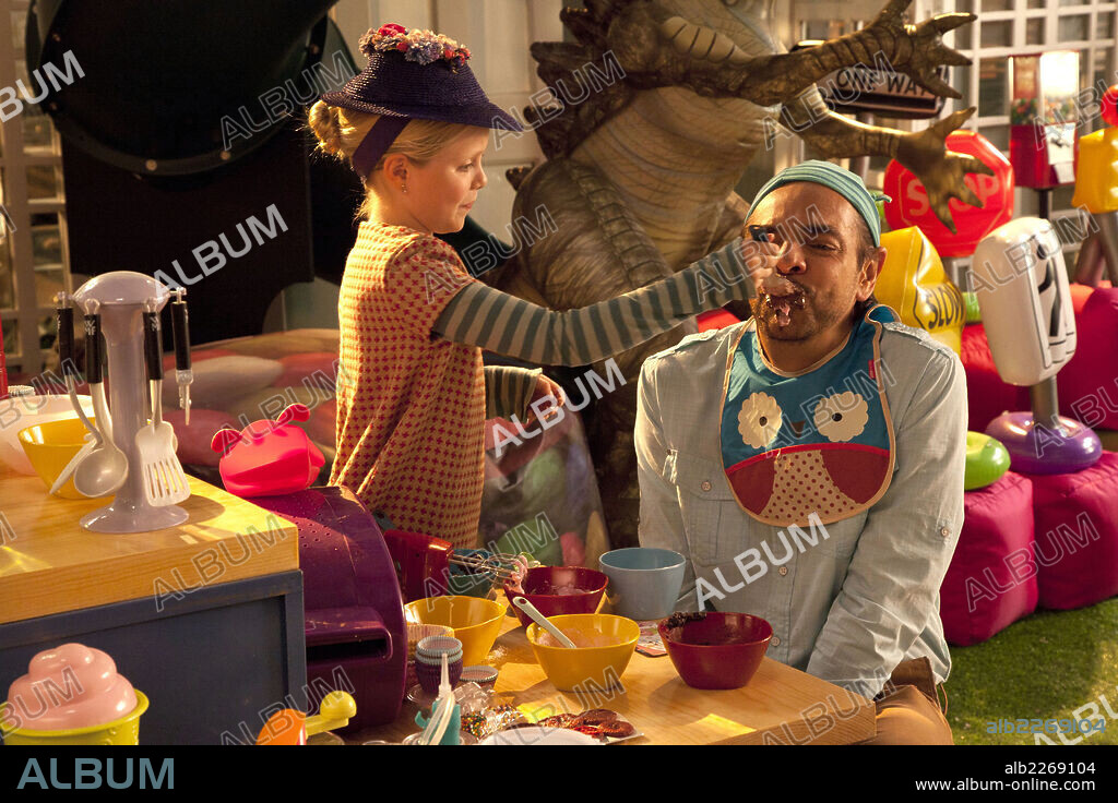 EUGENIO DERBEZ and LORETA PERALTA in NO SE ACEPTAN DEVOLUCIONES, 2013, directed by EUGENIO DERBEZ. Copyright ALEBRIJE CINE Y VIDEO/FULANO, MENGANO Y ASOCIADOS.