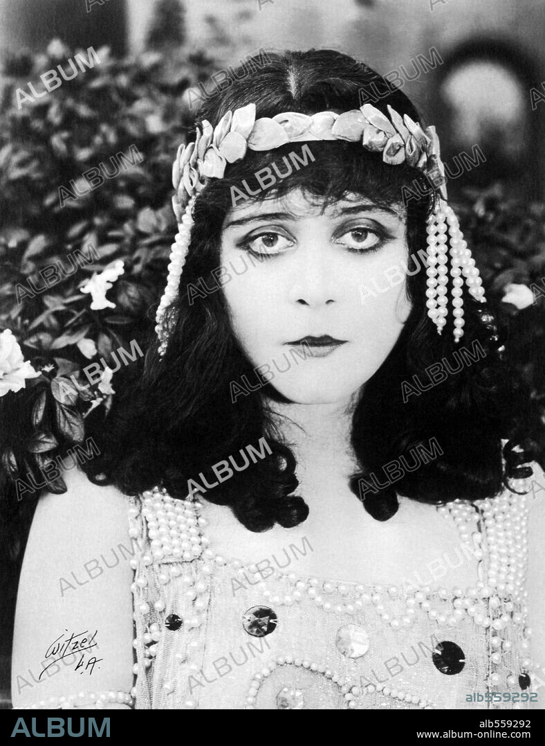 THEDA BARA in SALOME, 1918, directed by J. GORDON EDWARDS. Copyright FOX FILMS.