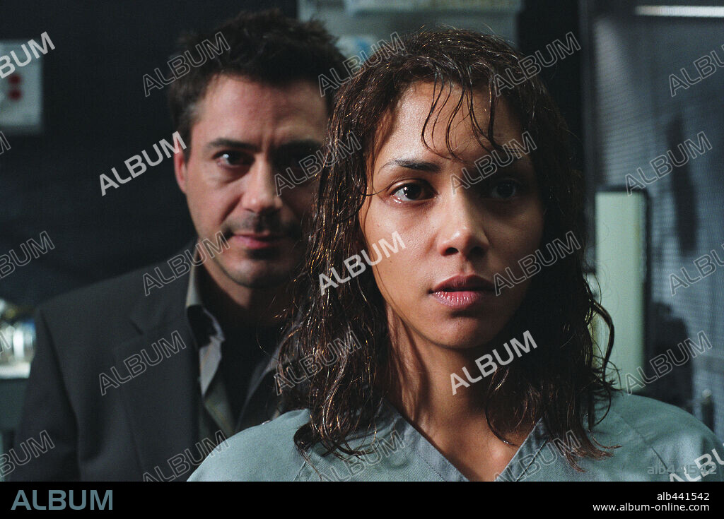 HALLE BERRY en GOTHIKA, 2003, dirigida por MATHIEU KASSOVITZ. Copyright WARNER BROS. PICTURES / DORY, ATTILA.