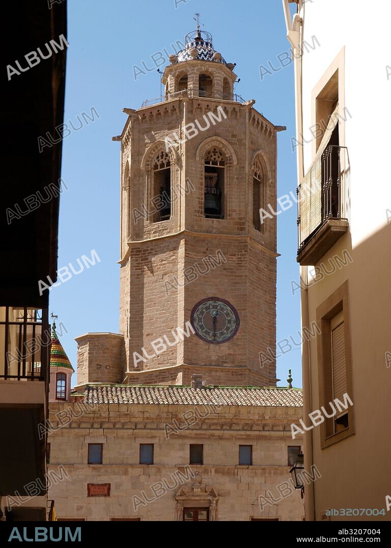PARROQUIA DE SANTA MARIA, TORRE CON RELOJ Y CAMPANARIO  . CERVERA, LERIDA, ESPAÑA.