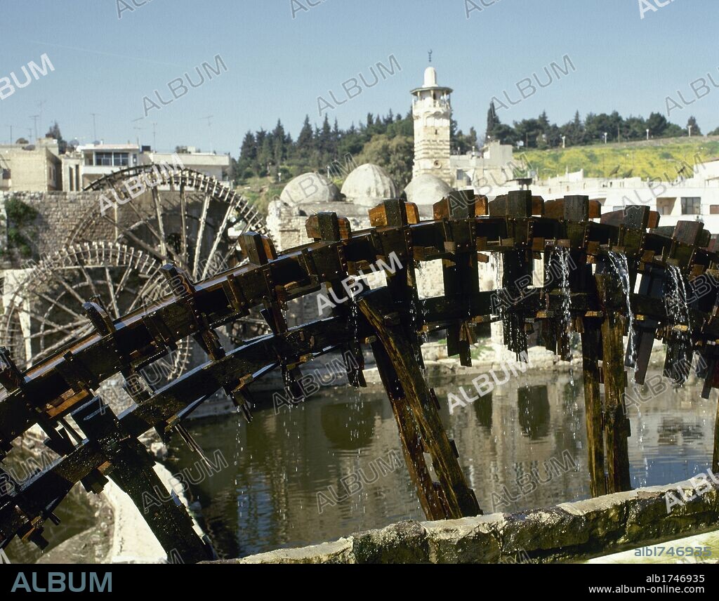 SIRIA. HAMA. NORIA de origen medieval a orillas del río Orontes, junto a la MEZQUITA DE AN-NURI, construida en el siglo XII por el tío de Saladino.