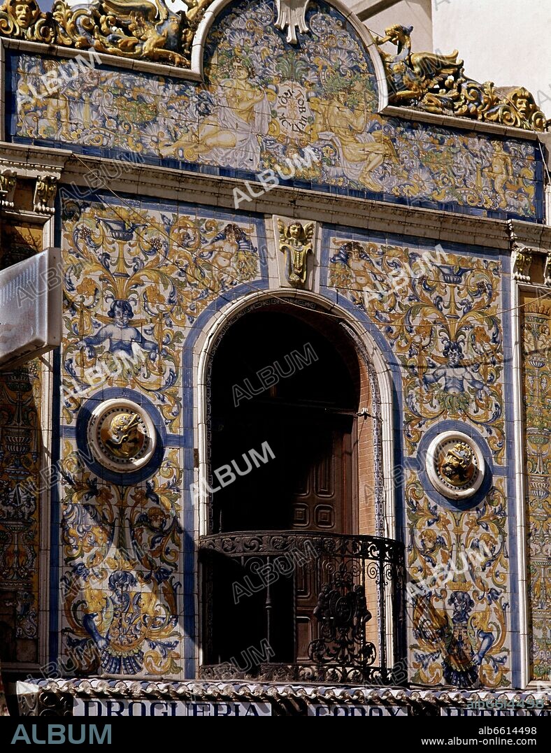 JULIAN MONTEMAYOR CARREÑO (1871-1947). FACHADA DE MONTEMAYOR EN ELEDIFICIO CALLE TRINIDAD NUMERO 11 EN AZULEJO-S XX HOY EN EL MUSEO DE CERAMICA RUIZ DE LUNA.