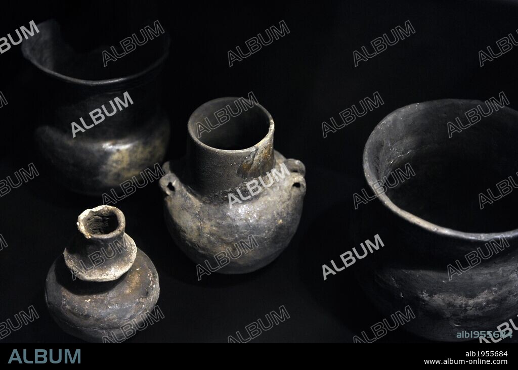 ARTE PREHISTORIA. EUROPA. NEOLITICO. Los lagos eran lugares de sacrificios donde los agricultores sacrificaban herramientas, alimentos y cerámica. VASIJAS. 3900-3500 a. C. Museo Nacional. Copenhague. Dinamarca.