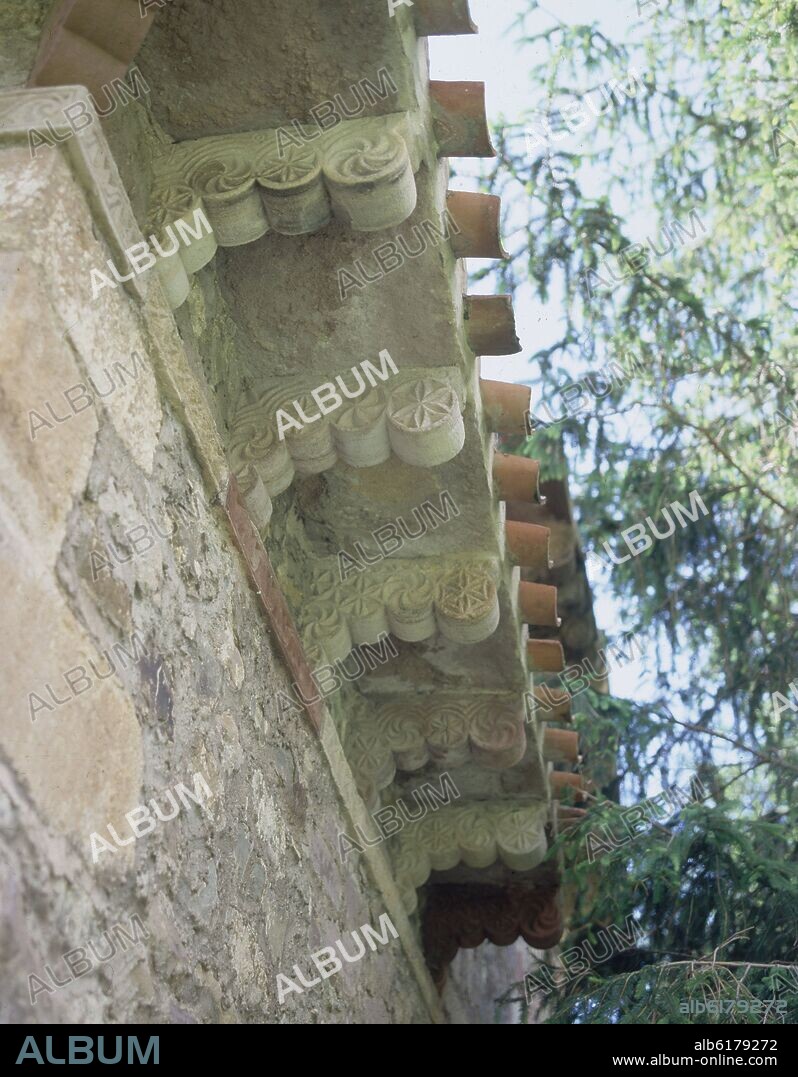 EXTERIOR - MODILLONES DE LOBULOS MOZARABES CON MOTIVOS INCISOS DE ROSACEAS Y ESVASTICAS - S X.