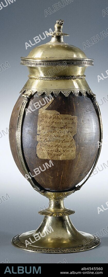 Coconut cup, coconut cup or gourd mounted in gilt silver. On a high foot and with a lid., Pieter Pietersz. Heyn, anonymous, Germany, c. 1585 - c. 1600, silver (metal), gilding (material), coconut (fruit), gourd, gilding, h 17.5 cm × h 20.7 cm × d 6.4 cm.