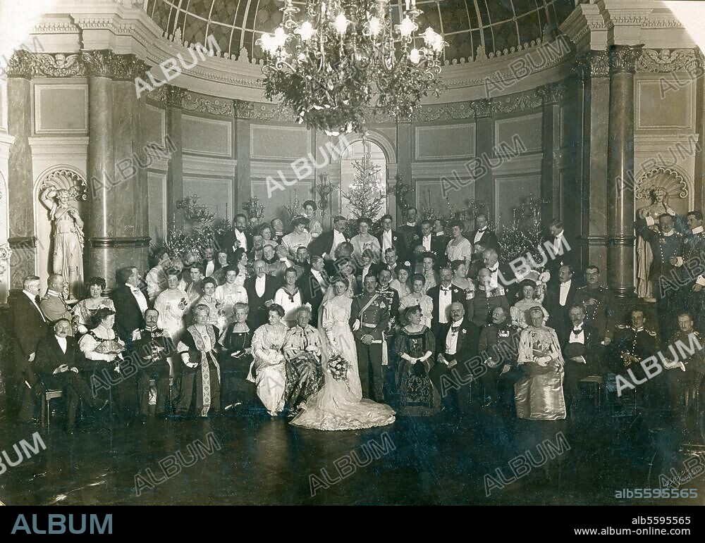Hardenberg, Graf. - Hochzeit des Grafen Hardenberg in Hannover 1907: Gruppenbild der Hochzeitsgesellschaft bei der Feier in Kastens Hotel. Foto (Berger). Berlin, Sammlung Archiv für Kunst und Geschichte.
