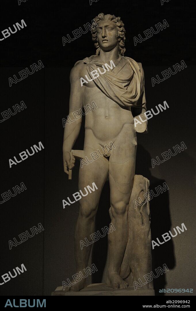 ARTE ROMANO. Colosal estatua de HELIOS (mitologia clásica, la personificación del sol). Mármol. 138-161 d. C. Pieza procedente de Egipto, Lycópolis / Asiut?. Inscripción con el nombre de Antoninus Pius. Neues Museum (Nuevo Museo). Berlín. Alemania. Europa.