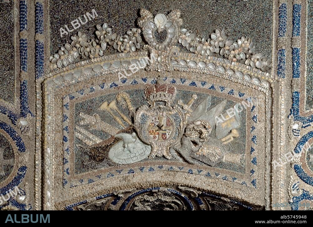 Brühl (Nordrhein-Westfalen), Schloss Falkenlust, Kapelle. (erbaut 1730-40; Arch.: François de Cuvilliés). Innenansicht: Supraporte mit Inkrustationen aus Glas, Lavakrotzen, Muscheln und Stuck. Foto.